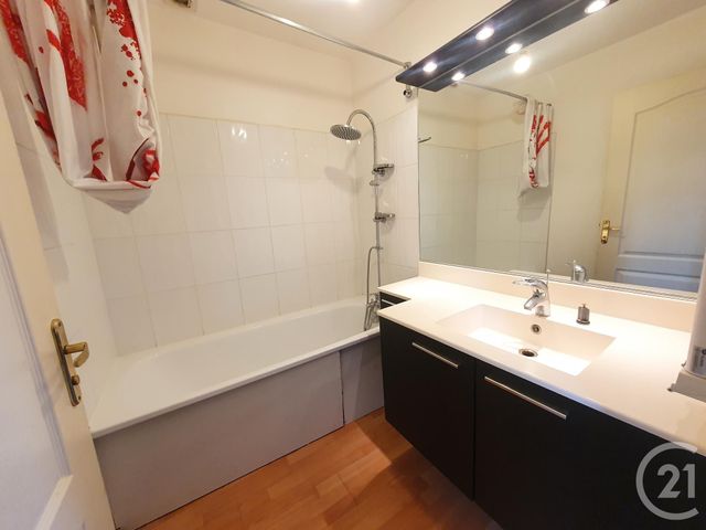 Afficher la photo en grand Appartement F4 à vendre - 4 pièces - 64.01 m2 - CHAMPAGNE SUR OISE - 95 - ILE-DE-FRANCE - Century 21 Osmose